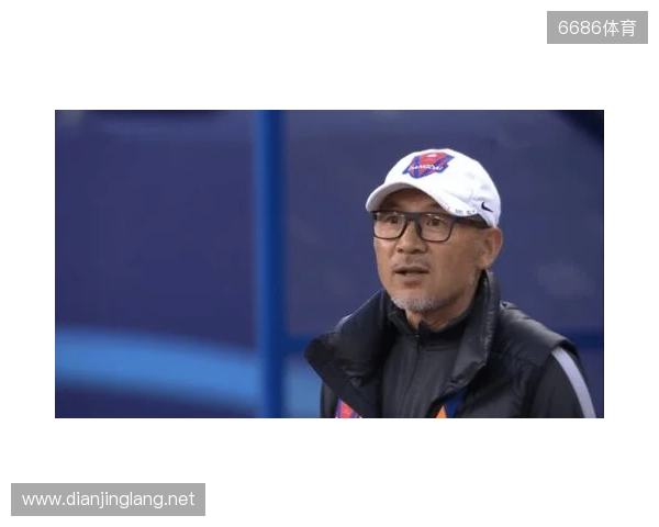 帽子上用中文写着努力、忍耐、牺牲，张外龙：是我作为教练的哲学